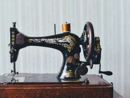 Hand-crank sewing machine with gilt decal work